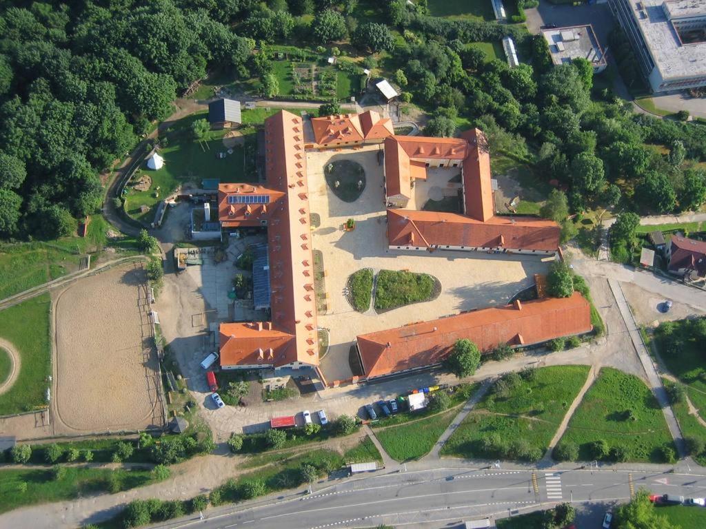 Toulcuv Dvur * Prag